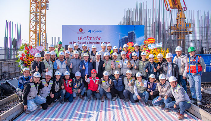 Hòa Bình cất nóc dự án Tòa nhà Văn phòng Vinfast