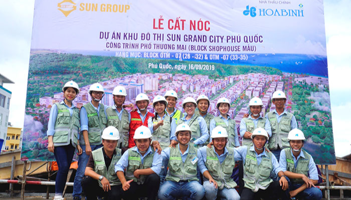 Tập đoàn Xây dựng Hòa Bình cất nóc vượt tiến độ công trình Phố thương mại tại Phú Quốc