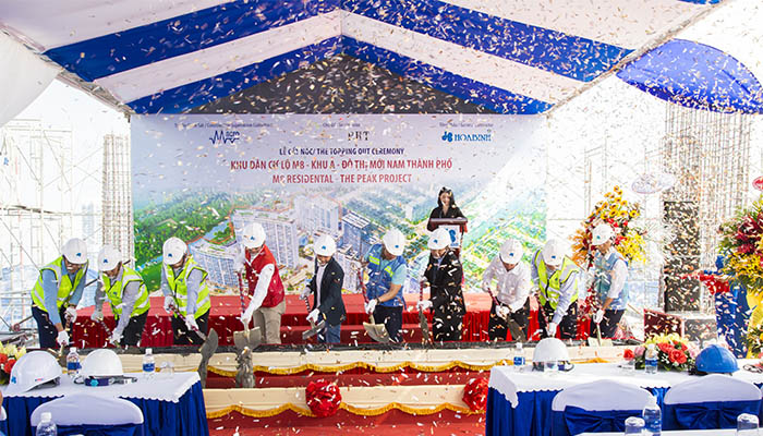 Hòa Bình cất nóc vượt tiến độ dự án The Peak Mid Town