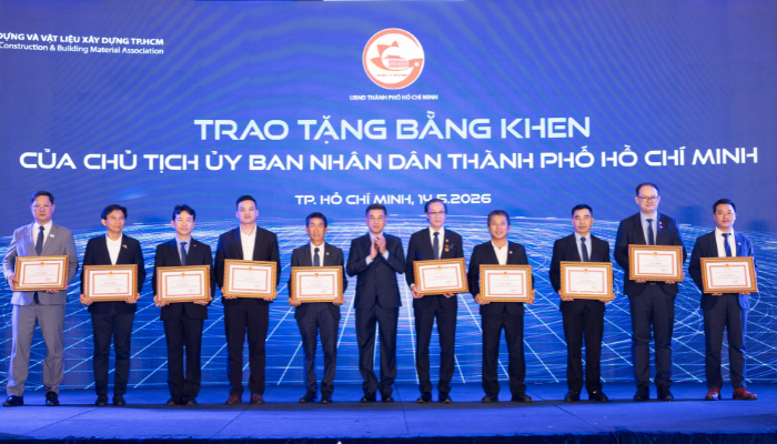 Ông Lê Viết Hiếu nhận bằng khen của UBND TP. Hồ Chí Minh